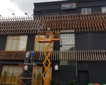 Bảo dưỡng gỗ mặt tiền