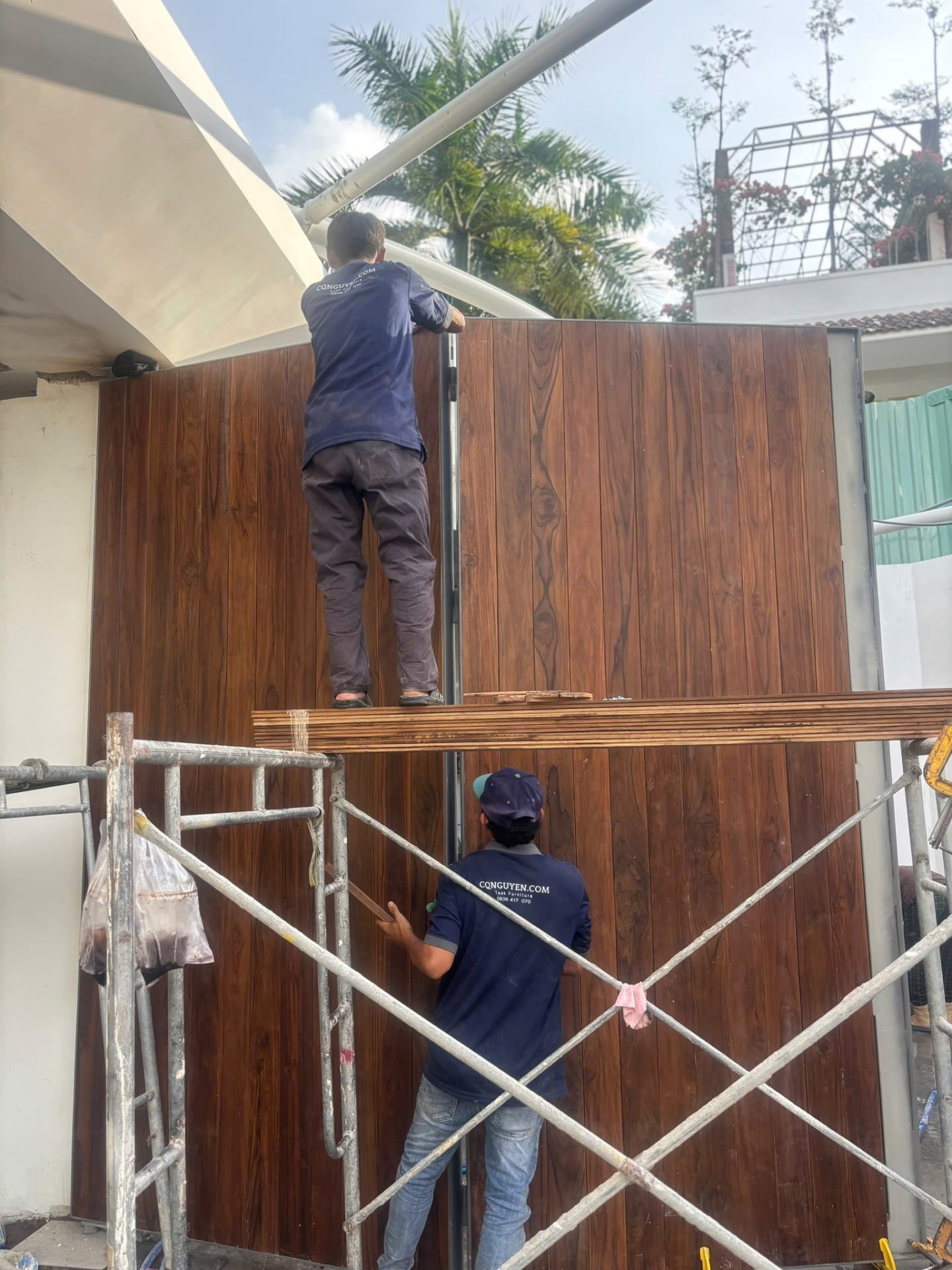 Cổng gỗ teak biến tính